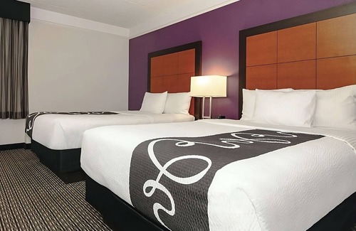 Guasti Hotel | 3 x 2 Double Beds Room at La Quinta Inn & Suites by Wyndham Ontario Airport