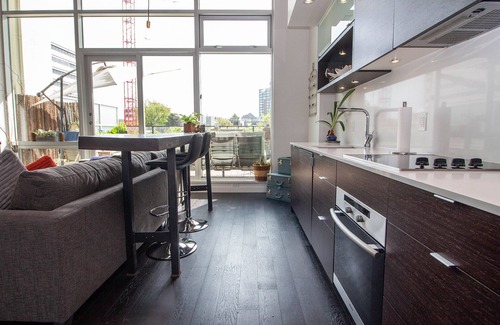 Downtown Victoria Condo | 30 Day Min/Downtown/Wifi/Self Check-In/Secure Parking/Outdoor Space/CDC cleaning