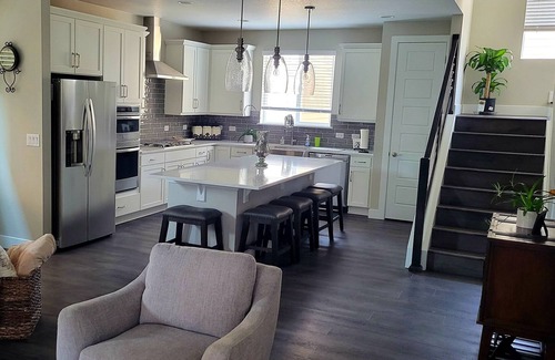 The Meadows House | 30 Day min stay Newer 3 Bed 3 Bath Rooftop House close to Outlet Malls