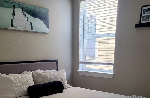 The Meadows House | 30 Day min stay Newer 3 Bed 3 Bath Rooftop House close to Outlet Malls