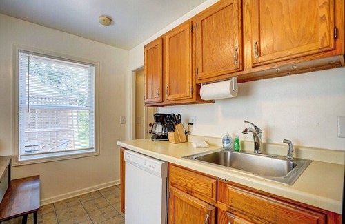 Spring Harbor House | 30 Day Minimum. Entire House, Deck, close to Hosp.