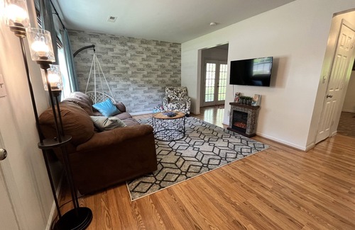 North Downtown House | 30+ day rental~Prime Location- 2 miles to Cville Downtown Mall, 1 mile to UVA!