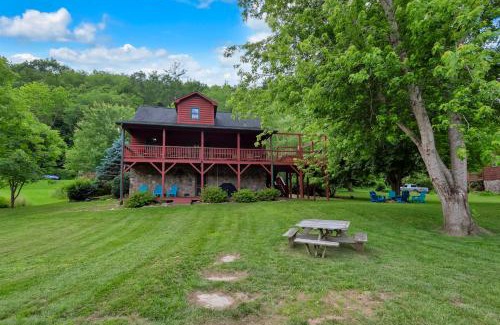 Todd House | 30 Mins to Boone, Fire Pit, Hot Tub, 3 porches, Dogs OK