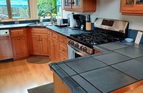 Eastside Santa Cruz House | 30 + nights Spacious Family Home-Hot Tub <4 min walk to beach & harbor-small dog