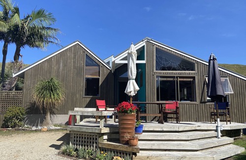 Wainui House | 30 secs to the beach. Watch the waves from the table. Rent option Apl-Oct 2025