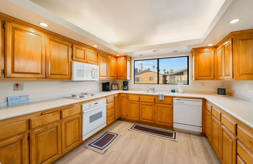 Hollywood House | 30+ Stay! 1 Home To Sand, Great Views W/Hot Tub