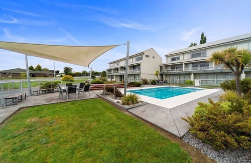 Two Mile Bay House | 300 Lake Terrace at the Lake