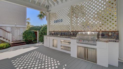 Isle of Palms House | 3001 Palm Boulevard by AvantStay Across From Beach Ocean Views