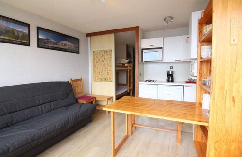 Eclose-Ouest Apartment | 300m from ski slopes, 1st floor, balcony, tv, ski locker, 26m², Alpe d'Huez