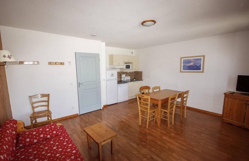 Saint-Etienne-en-Devoluy Apartment | 300m from ski slopes, 3rd floor, view mountain, fitness, swimming pool, sauna, balcony, parking, tv