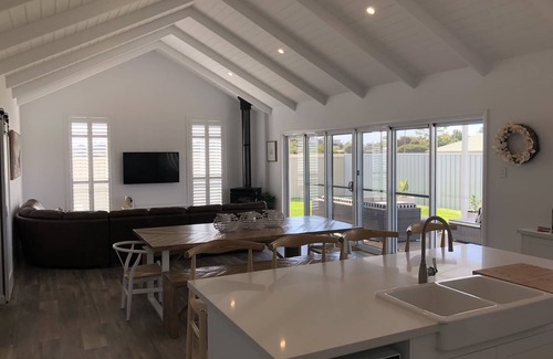 Waterhouse House | 300m to restaurants & shops, 400M to the beach!