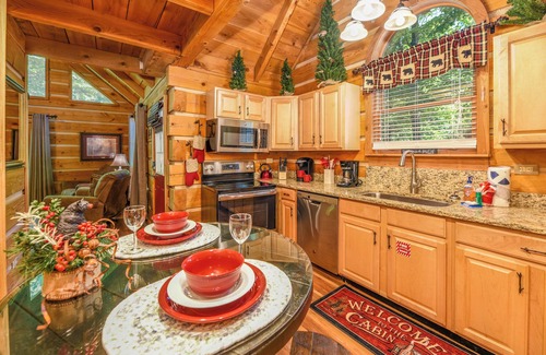 Gatlinburg - Pigeon Forge Cabin | 300MB WIFI, Pets Welcome, Hot Tub, Arcade, Fire Pit