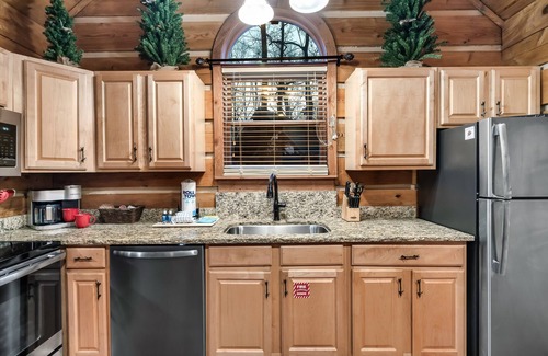Gatlinburg - Pigeon Forge Cabin | 300MB WIFI, Pets Welcome, Hot Tub, Arcade, Fire Pit