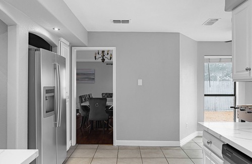 Universal City Apartment | 301 Modern 5BR+2Ba with POOL & Spacious + BBQ New