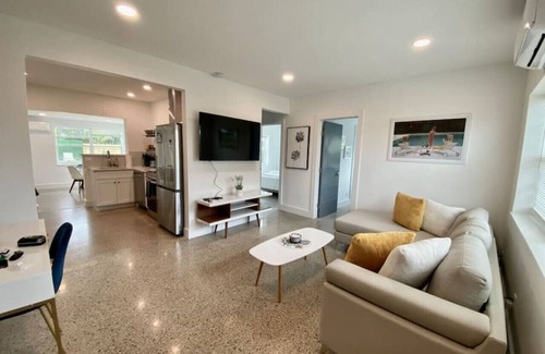 Delray Beach House | 303 · New * 2b/1b Condo + Pool *3 blocks to Atlantic#303