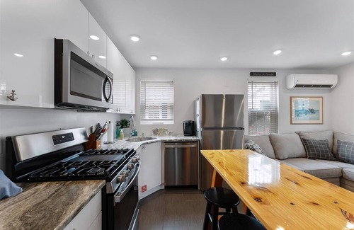 Wildwood Condo | 309 E Hildreth Ave, Unit 1