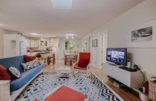 Warnick Cabin | 30GS - BBQ - Hot Tub - Wi-Fi - Pets Okay - Sleeps 8 by RedAwning