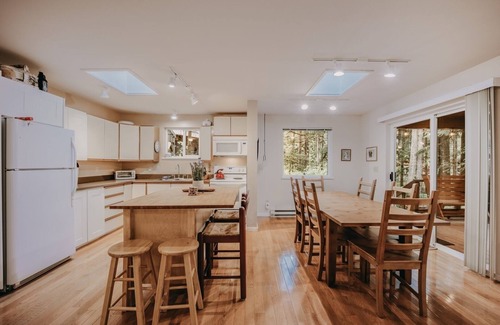 Warnick Cabin | 30GS - BBQ - Hot Tub - Wi-Fi - Pets Okay - Sleeps 8 by RedAwning