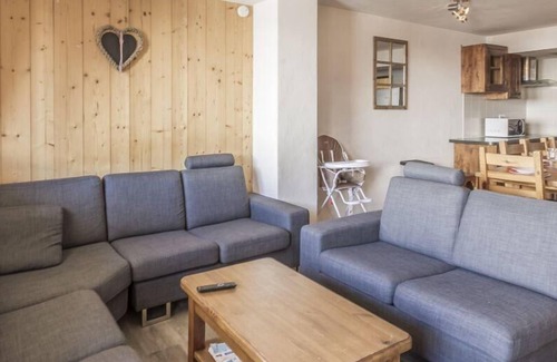 Les Menuires Apartment | 30m from ski slopes, balcony, fireplace or stove, tv, ski locker, 130m², Les Menuires