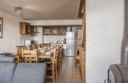 Les Menuires Apartment | 30m from ski slopes, balcony, fireplace or stove, tv, ski locker, 130m², Les Menuires