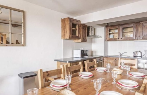 Les Menuires Apartment | 30m from ski slopes, balcony, fireplace or stove, tv, ski locker, 130m², Les Menuires