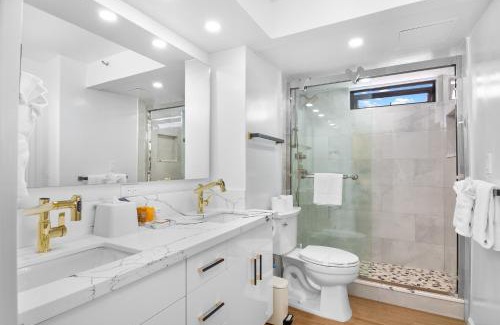 Waikiki Apartment | 30th Fl Luxury Ocean & Waikiki view with Free Parking
