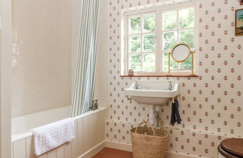 Charlbury Cottage | 31 MANOR ROAD, pet friendly, with open fire in Woodstock