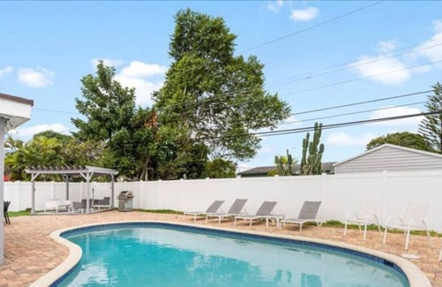 Boulevard Heights House | 310 · Modern 3/2 -HEATED POOL. GRILL. Big BACKYARD.