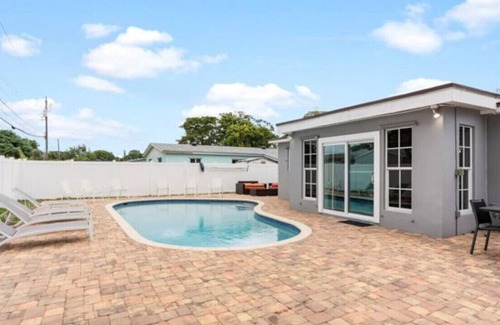 Boulevard Heights House | 310 · Modern 3/2 -HEATED POOL. GRILL. Big BACKYARD.