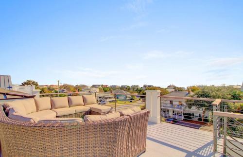 Isle of Palms House | 311 Carolina by AvantStay Rooftop Ocean Views w Pool