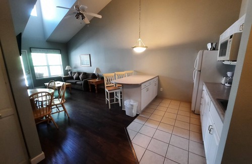 Delavan Lake Condo | 320 - One Bedroom Condo Suite w/2 Queens