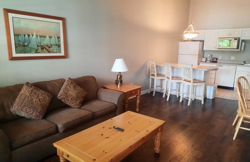 Delavan Lake Condo | 320 - One Bedroom Condo Suite w/2 Queens