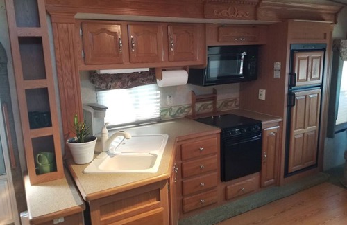 Richmond Hill Apartment | 33 foot 5th Wheel camper. 3 slideouts, right on the Ogeechee River. Site 11