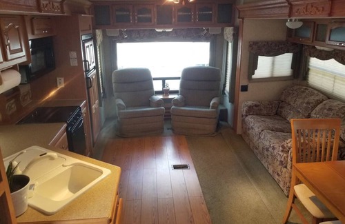 Richmond Hill Apartment | 33 foot 5th Wheel camper. 3 slideouts, right on the Ogeechee River. Site 11