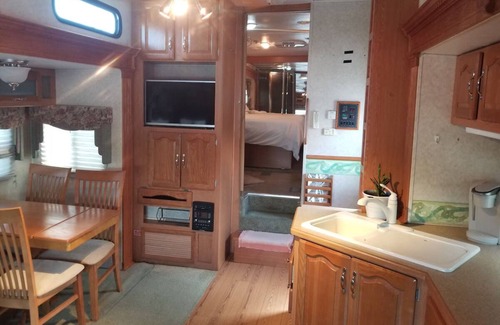 Richmond Hill Apartment | 33 foot 5th Wheel camper. 3 slideouts, right on the Ogeechee River. Site 11