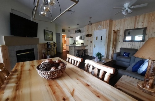 Delavan Lake Condo | 330 - Log Cabin Style One Bedroom Condo Suite w/2 Queens