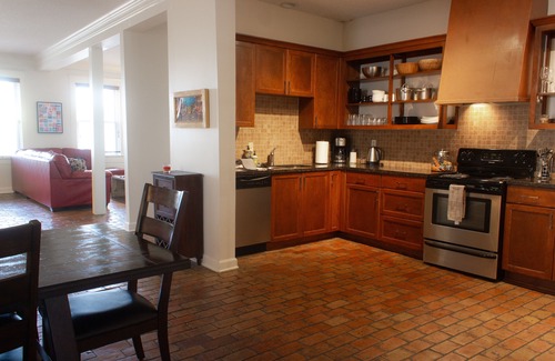 The Edge Apartment | 3300 SF 4BR/3Bth Pet-Friendly Loft 2 blks from Sun Studio has HUGE Rooftop Deck