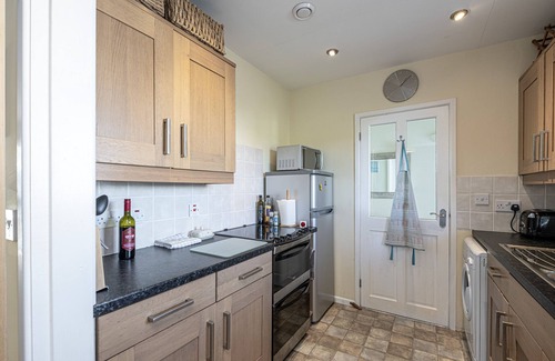 Garn Fadryn Cottage | 34 Llwyn Gwalch - a bungalow that sleeps 4 guests in 2 bedrooms