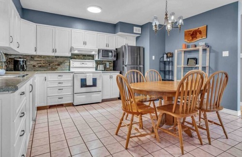 Greater Madawaska House | 35 Flynn Way · The Birch Haven: Calabogie Waterfront Cottage