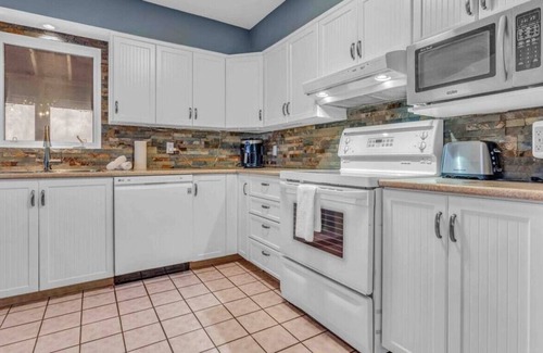 Greater Madawaska House | 35 Flynn Way · The Birch Haven: Calabogie Waterfront Cottage