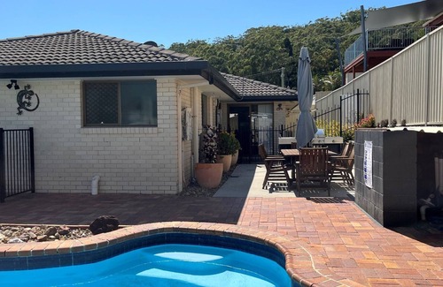 Rainbow Beach House | 35 Rumbalara Avenue - Rainbow Beach. Swimming pool, air conditioning.