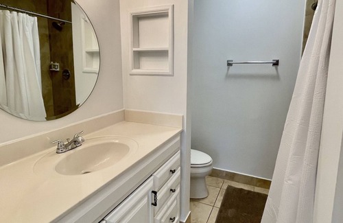 Boca Raton Apartment | 350 C - Warm & Spacious Corner Apt - Top Floor - Washer & Dryer