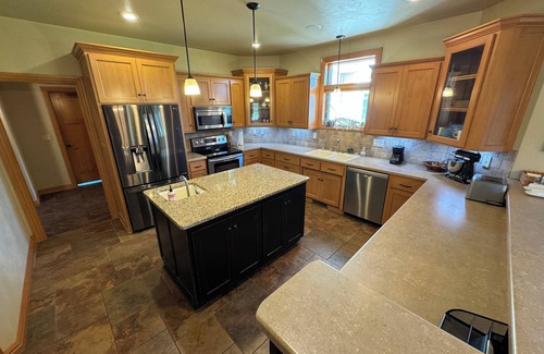 Ledgeview House | 3500 sq ft House in quiet neighborhood 15 minutes from Stadium District
