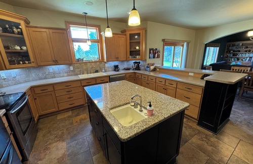 Ledgeview House | 3500 sq ft House in quiet neighborhood 15 minutes from Stadium District
