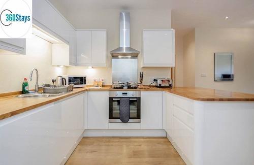 Maidenhead Apartment | 360 MH Victoria Hse 02- Luxury 2 Bedroom Apt. 02 with Parking