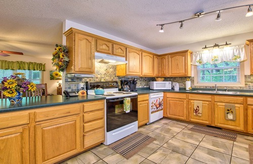 Waynesville House | 3600 Ft Hot Tub/Gameroom/3 bedroom/3.5 baths 3 story master on main floor/firepl
