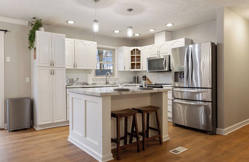 Jeffersonville House | 3600SF~Game room~2 Kitchens~Hot Tub~Backyard Games