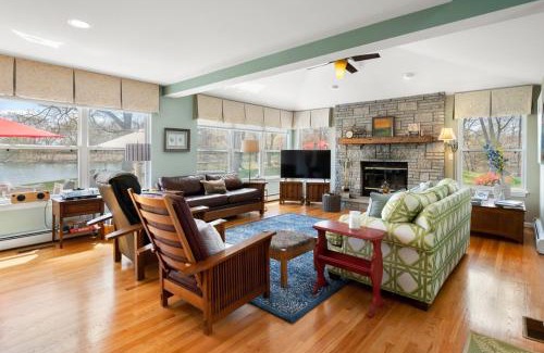 Stonington House | 37 Wamphassuc Rd Chteau Stonington