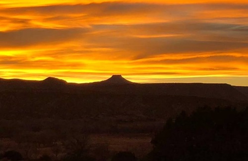Abiquiu House | 372+ Reviews, B & B style, Hot Tub, Horses, Alpacas, Mini Donkeys, 360 views!