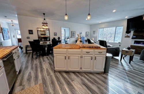 Littleton House | 37PA Superbly appointed riverfront home in LIttleton! Skiing, hiking, firepit, wifi, dog friendly!